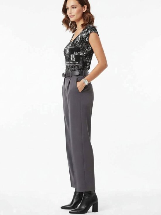 Classic Meets Cool: Calvin Klein Black & White Graphic Cotton T-Shirt Sz Small - Picture 2 of 5